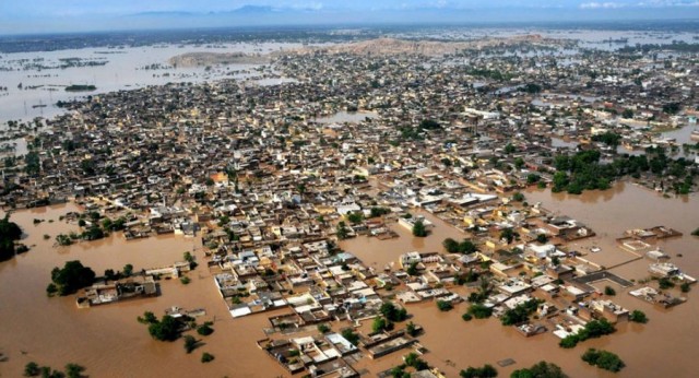 Кто горит, а кто-то тонет: наводнение в Пакистане