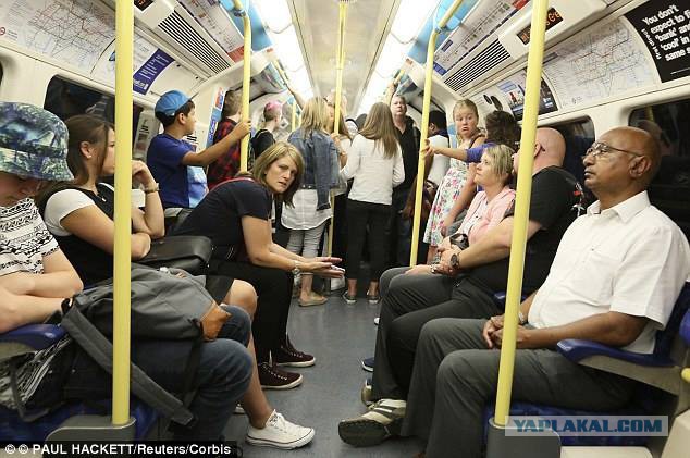 Как себя вести, если видишь голую женщину в метро