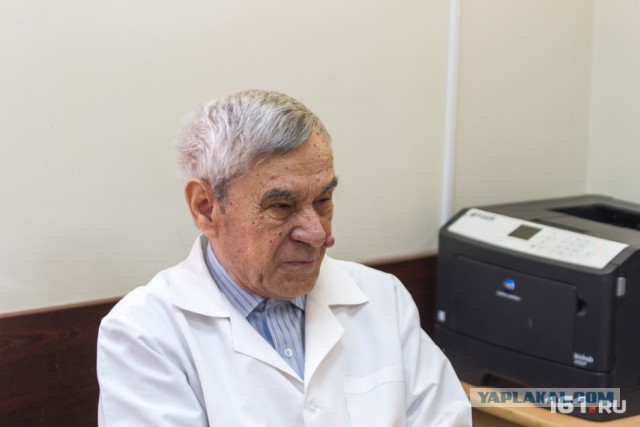 В Батайске онколог с 60-летним стажем без аппаратов и анализов безошибочно диагностирует рак