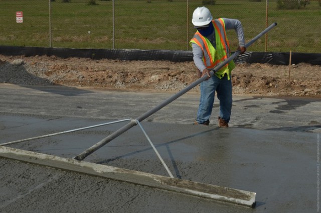 Как укладывают двухполосную бетонную дорогу в США