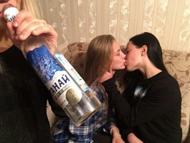 Русская студентка Мери Рок занимается оральным сексом с ебарем