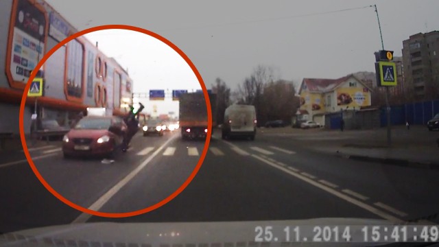 В Москве водитель сбил школьницу и уехал