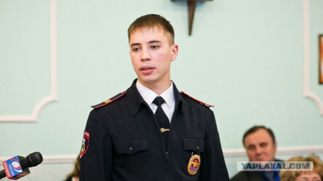 Полицейскому Данилу Максудову вручили ключи от квартиры
