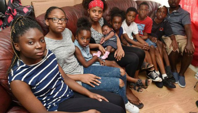 Безработная семья мигрантов с 8 детьми отказалась от дома, так как там не было столовой