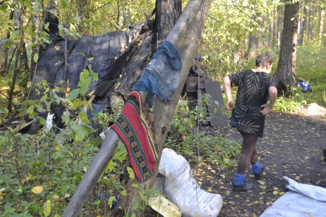 Бомжи живут в шалаше на Урале уже 10 лет