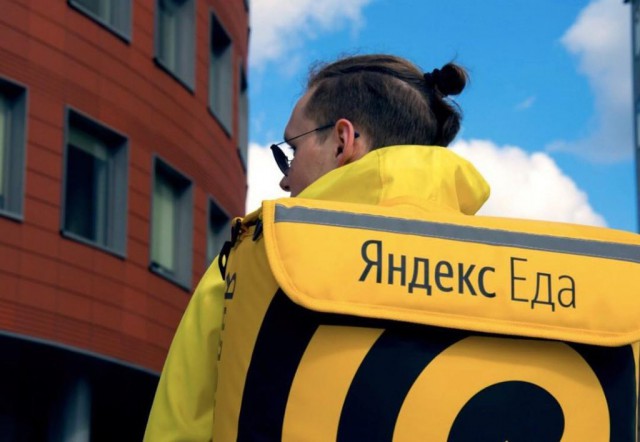 «Зарабатываю 80-100 тысяч рублей в месяц». Сколько получают и как вкалывают курьеры «Яндекс.Еды»