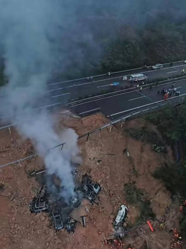 Скоростная автомагистраль обрушилась в провинции Гуандун на юге Китая