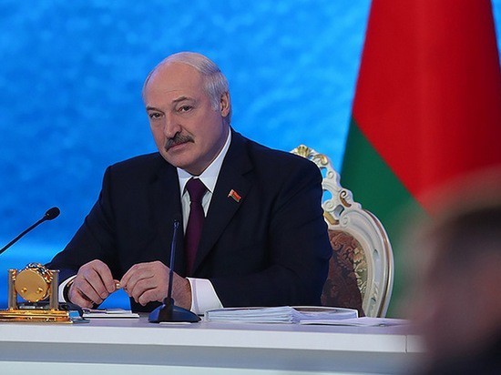Лукашенко призвал прекратить "оголтелые нападки" на Украину на российском ТВ