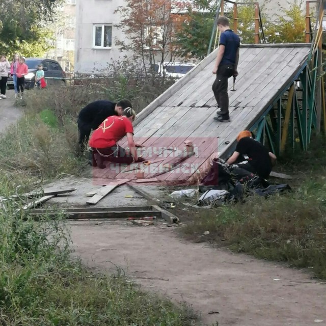 Панки отремонтировали детскую горку в одном из российских дворов