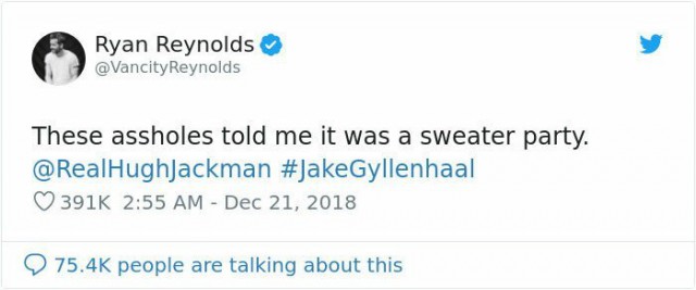 Райан Рейнольдс в уродливом свитере стал новогодним мемом