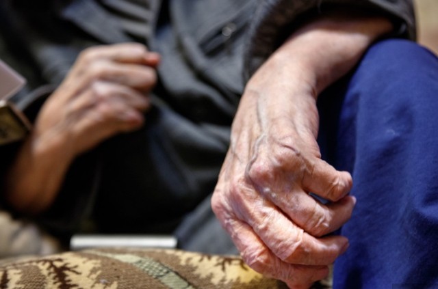 В Хакасии в подъезде дома умер пенсионер, два месяца ждавший помощи властей