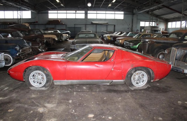 Во Франции нашли коллекцию из 80 заброшенных автомобилей. Включая Lamborghini Miura!