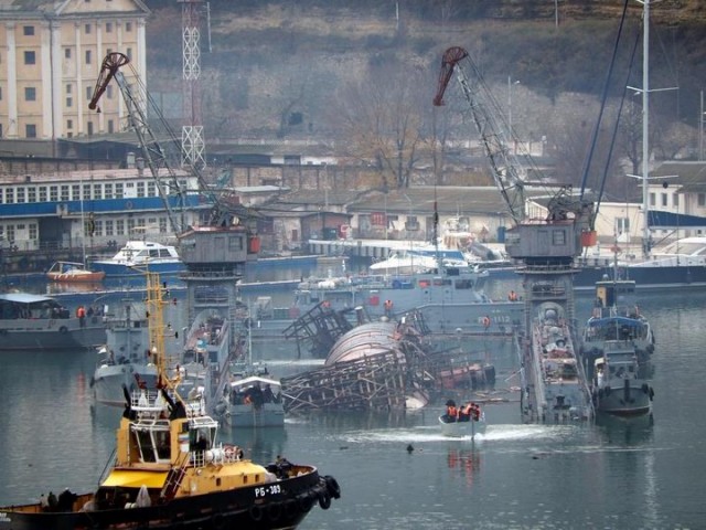 В Севастополе затонул плавдок ПД-16 вместе со списанной подлодкой