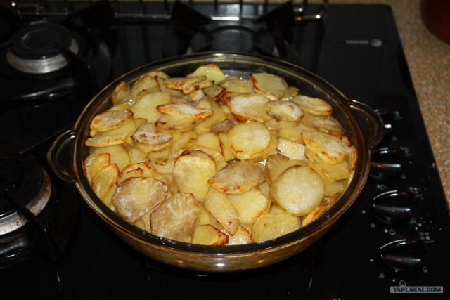 Треска, запеченная с картофелем под сметаной