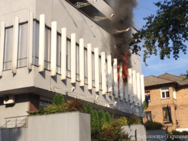 В Киеве горит одно из зданий телеканала «Интер»