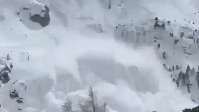 Сошедшая с гор лавина унесла нескольких человек в Швейцарии