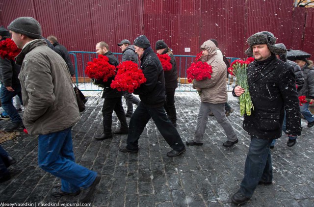Россия, XXI век. Сталину несут цветы