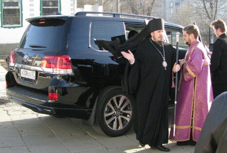 Епископ Никарий из Орловской митрополии получил в подарок внедорожник Toyota Land Cruiser за 6 млн рублей