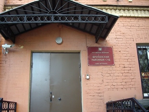 В Санкт-Петербурге в здании суда нашли тело обвиняемого по делу об изнасиловании. У мужчины перерезано горло