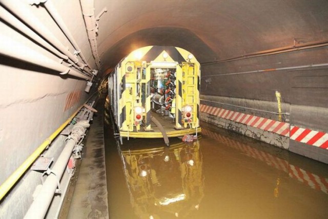 По затопленному нью-йоркскому метро