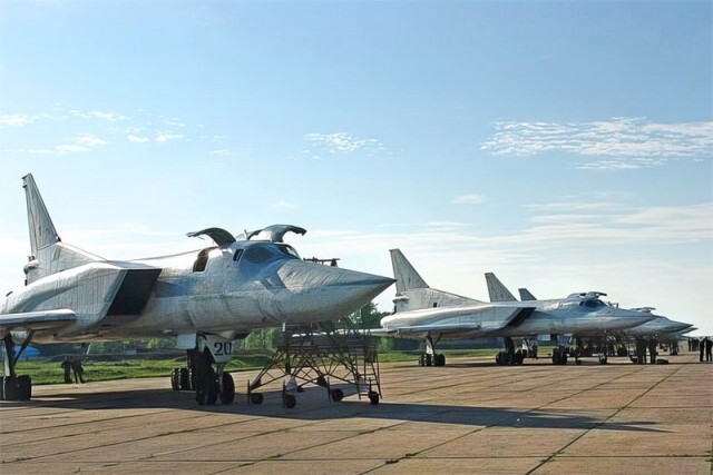 Заброшенные дальние ракетоносцы Ту-22М3 на авиабазе Воздвиженка до распила