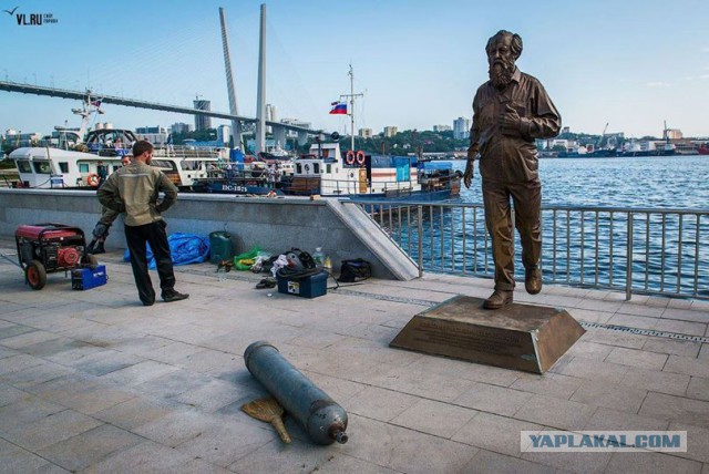 Памятник Солженицыну во Владивостоке