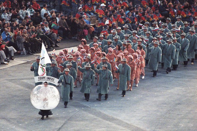 Спортсмены из России прошли по стадиону в Пхёнчхане под флагом Олимпиады