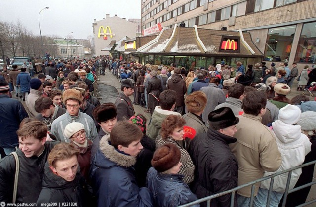 Москва 90-х, уличная торговля.