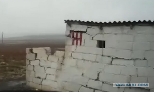 В Казахстане туалет рухнул за мгновенье до того, как туда успели войти дети