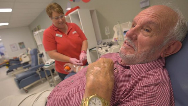 Австралиец спас миллионы детей, сдав кровь более 1150 раз