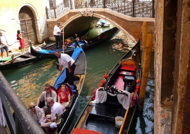 В Венеции гондольеры сократили число мест для пассажиров в лодках. Но не из-за пандемии, а из-за растолстевших туристов