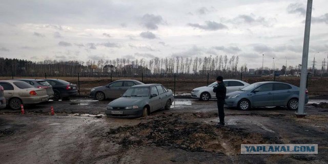 Перехватывающая парковка у метро "Соларьево" начала разваливаться.