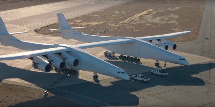 Самый большой в мире самолет совершает первый полет