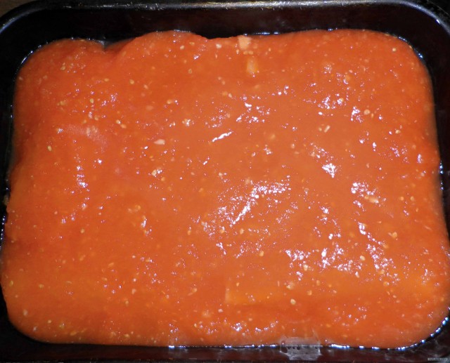 Каннеллони фаршированные грудинкой., С томатным соусом.