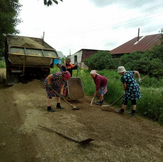 Уральские бабушки самостоятельно починили дорогу в деревне