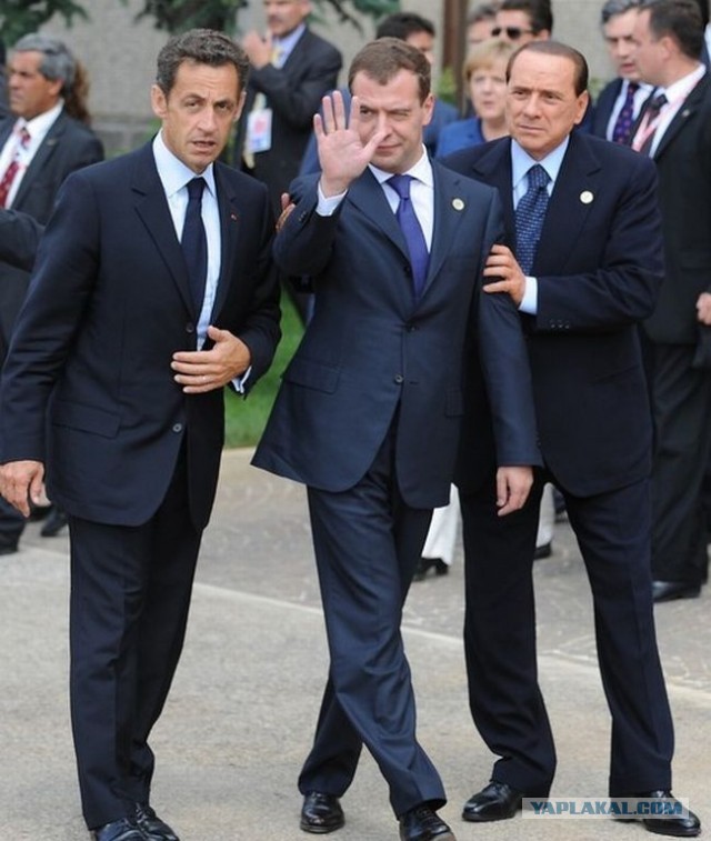 Медведев посочувствовал Франции из-за переноса визита Макрона в Киев и назвал его трусом