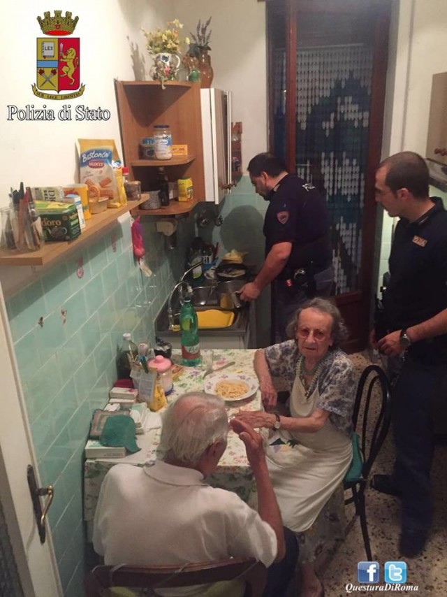 В Италии полицейские приготовили ужин для пожилой пары, страдающей от одиночества