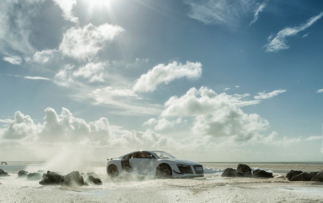 Шикарные рекламные фото спорткара Audi R8, сделанные с помощью игрушечной машинки