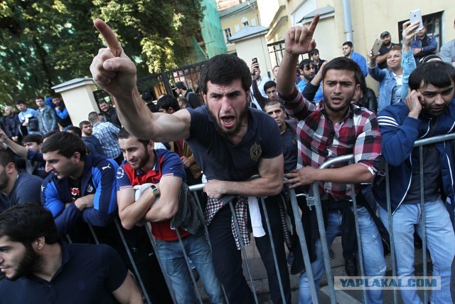 Это восстание: В Греции мигранты напали на мирный город