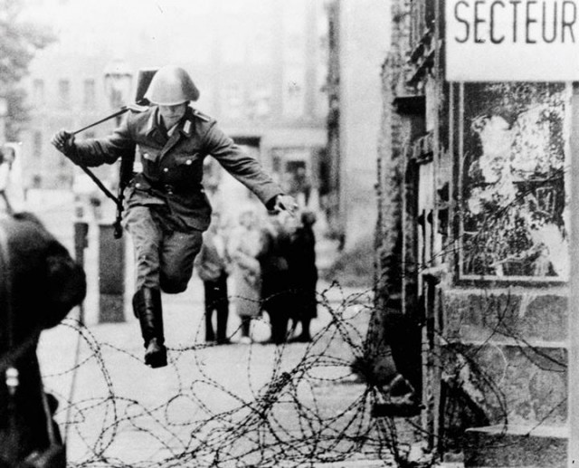 На воздушном шаре и БТР. Как люди бежали из «социалистического рая» ГДР на «загнивающий Запад»