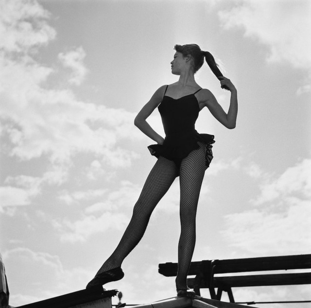 18-летняя Бриджит Бардо танцует на крыше