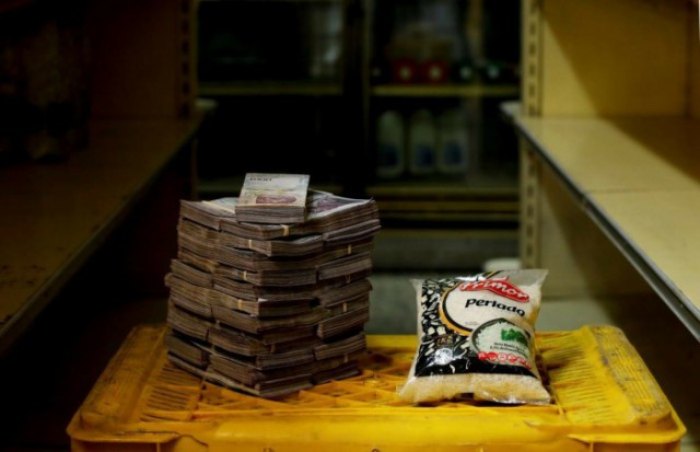Сколько стоят продукты питания в Венесуэле - наглядные фотографии с горами денег