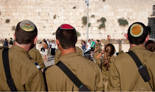 Девушка-военнослужащая разгоняет религиозных мракобесов в Иерусалиме
