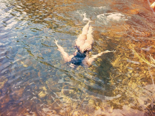 Лиза купается без одежды в горной реке