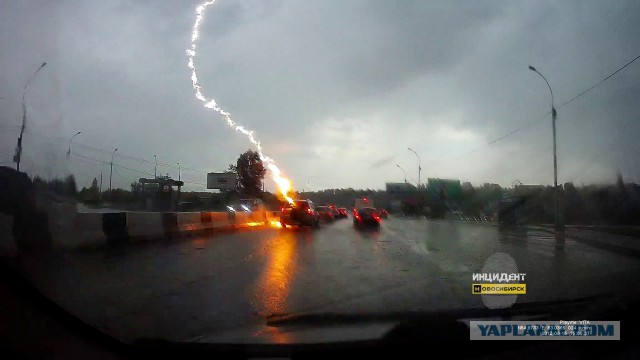 Молния ударила рядом с автомобилем