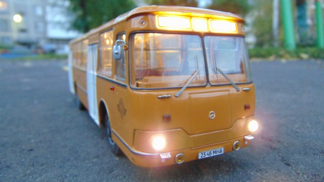 Радиоуправляемая модель автобуса ЛиАЗ-677М на магнитной подвеске из неодимовых магнитов