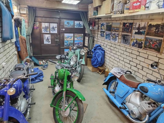 Целый ретро-музей старых мотоциклов мужик собрал у себя во дворе