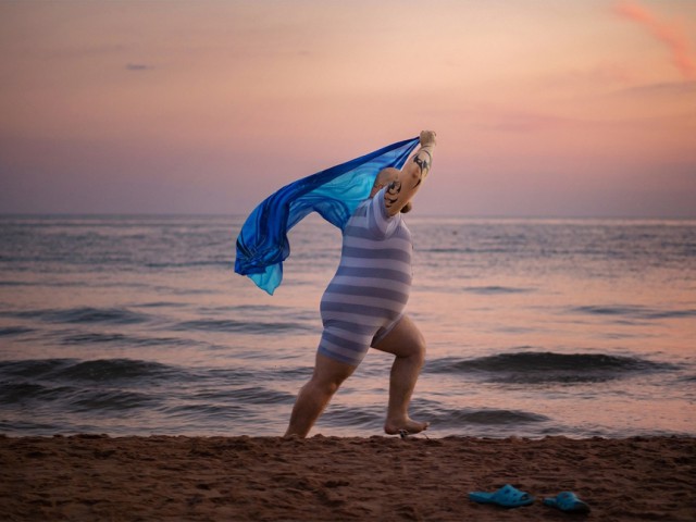 Фотограф высмеял стандартные пляжные снимки девушек