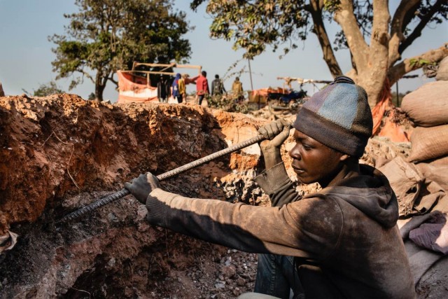 На Apple подали в суд за детский труд при добыче кобальта в Африке