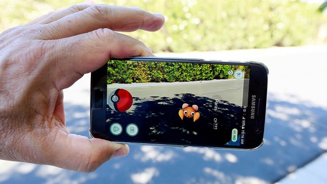 Сбербанк бесплатно застрахует клиентов от травм во время Pokémon Go